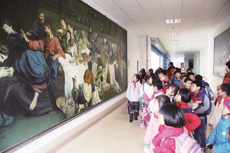 青岛市上海支路小学近500名学生参观滨海学院艺术馆