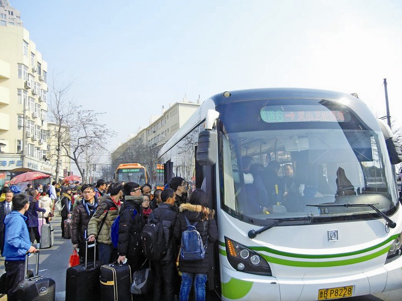 俞方平 石 燕 报道自2月24日开始,隧道公交2路,5路,6路学生客流及
