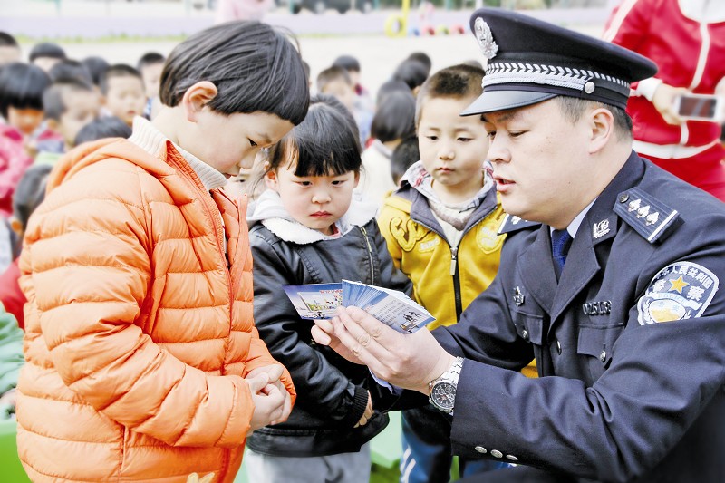 警察进校园送来安全课